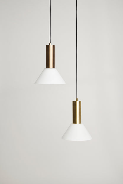 Candeeiro Suspenso Contrast em Vidro Branco e Latão — Ø 25 × 28 cm