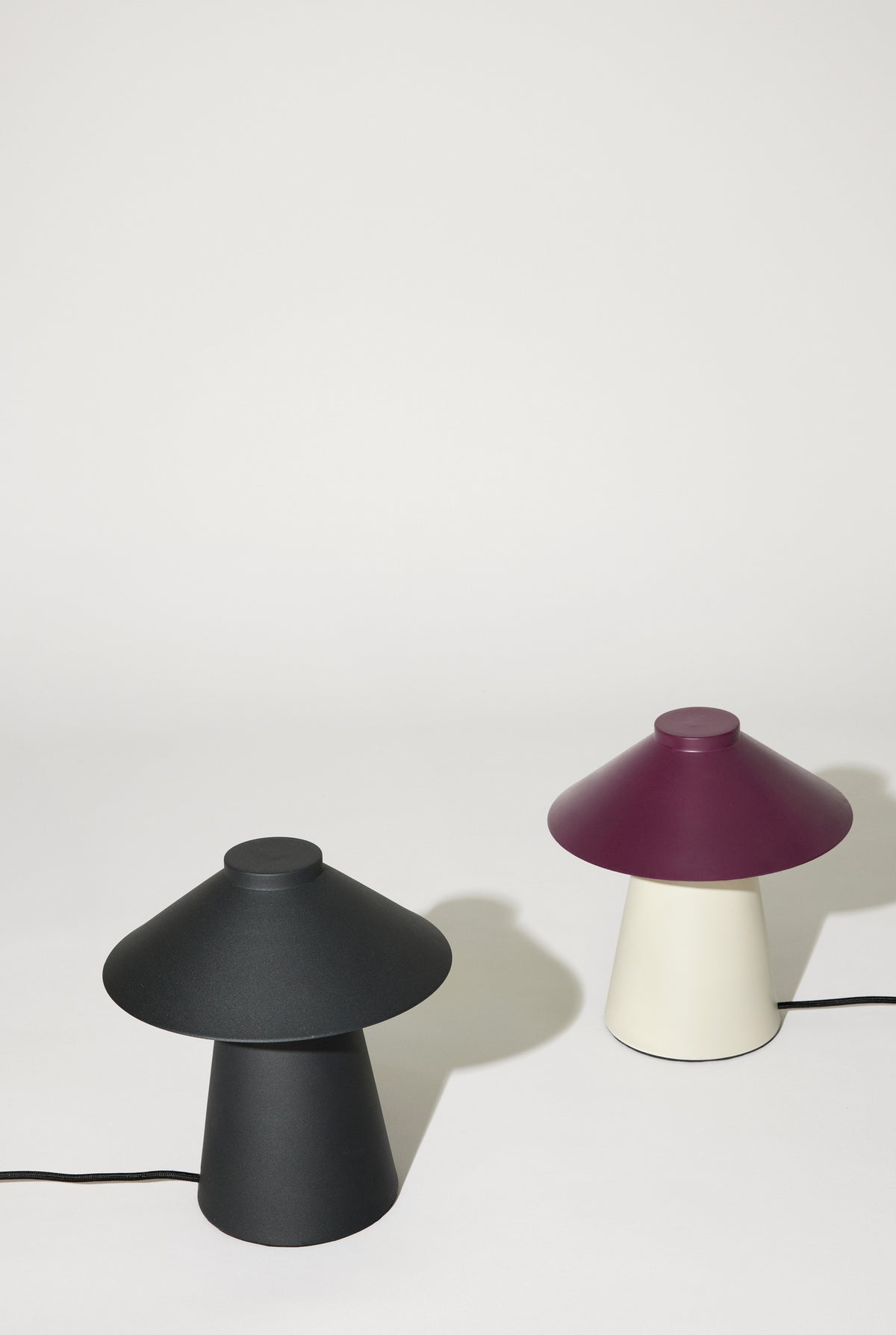 Candeeiro de Mesa Chipper em Ferro, Areia e Bordô — Ø 25 × 26 cm