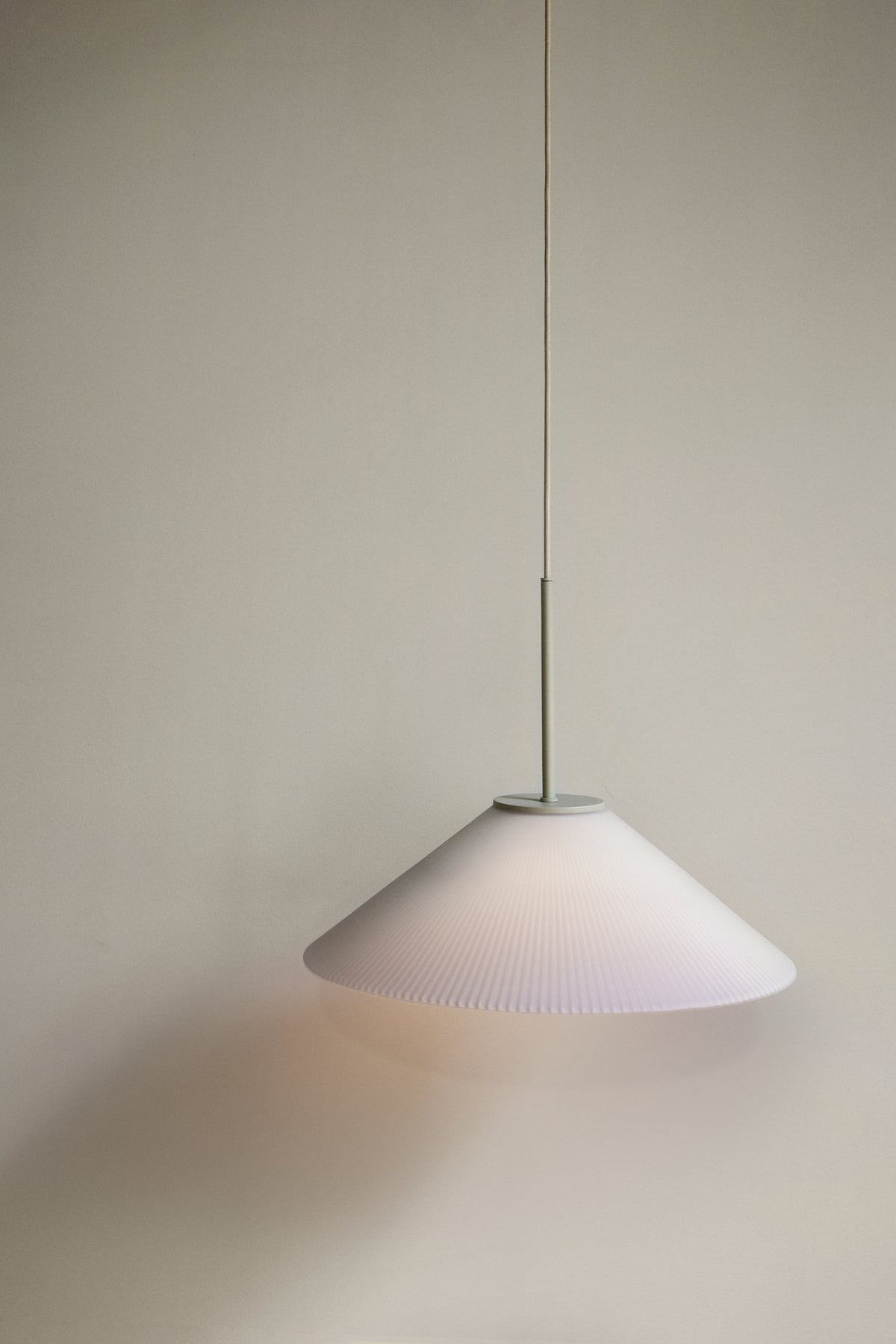 Candeeiro Suspenso Solid em Vidro Opalino Estriado, Branco e Areia — Ø 44 × 34 cm