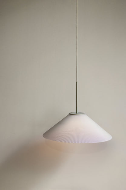 Candeeiro Suspenso Solid em Vidro Opalino Estriado, Branco e Areia — Ø 44 × 34 cm