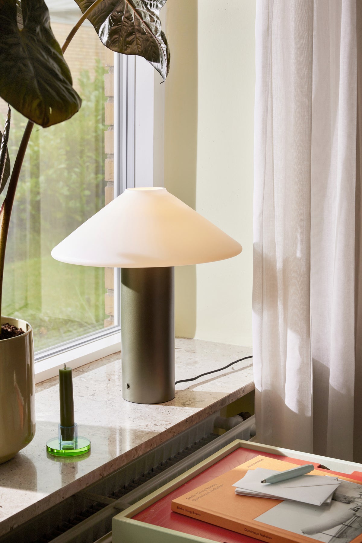 Candeeiro de Mesa Orbit em Vidro Opalino e Ferro, Verde Escuro — Ø 35 × 40 cm