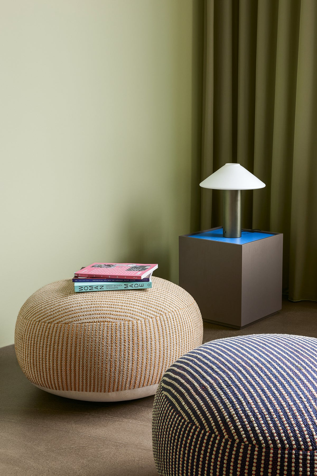 Candeeiro de Mesa Orbit em Vidro Opalino e Ferro, Verde Escuro — Ø 35 × 40 cm