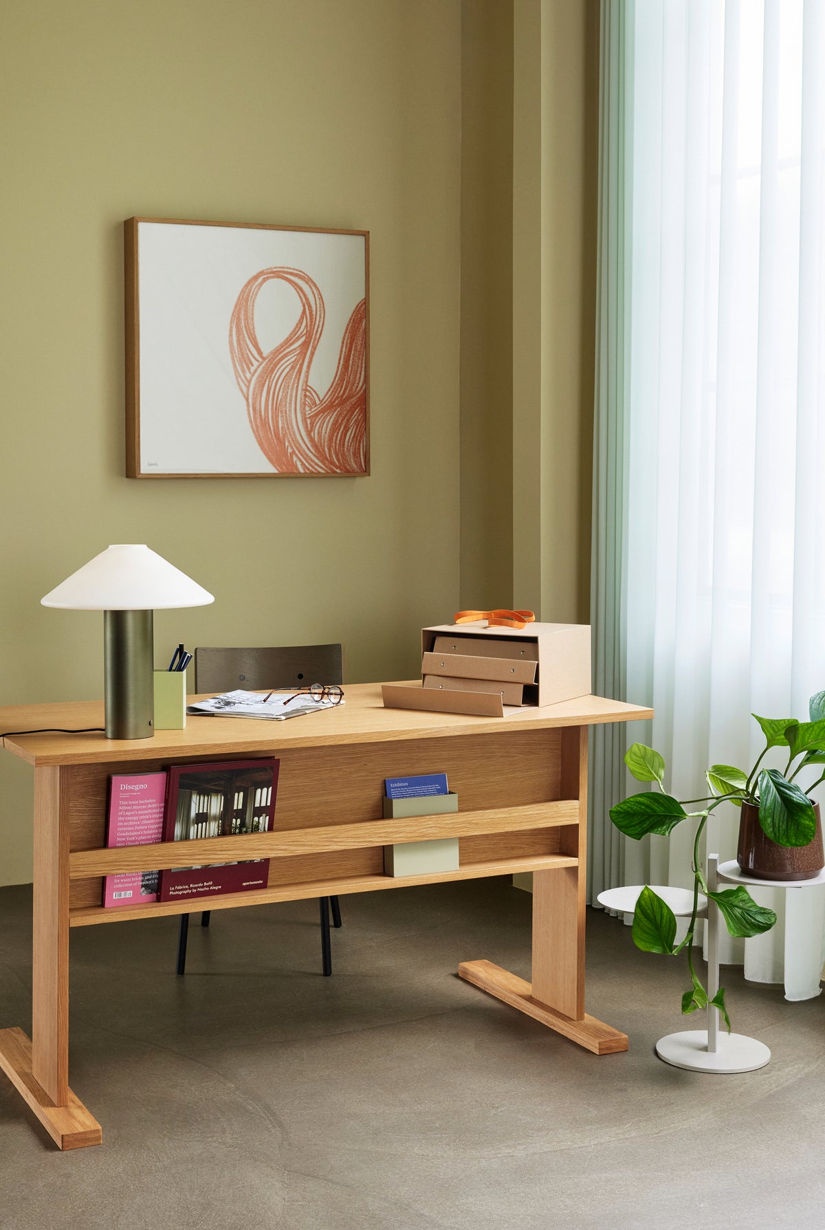 Candeeiro de Mesa Orbit em Vidro Opalino e Ferro, Verde Escuro — Ø 35 × 40 cm