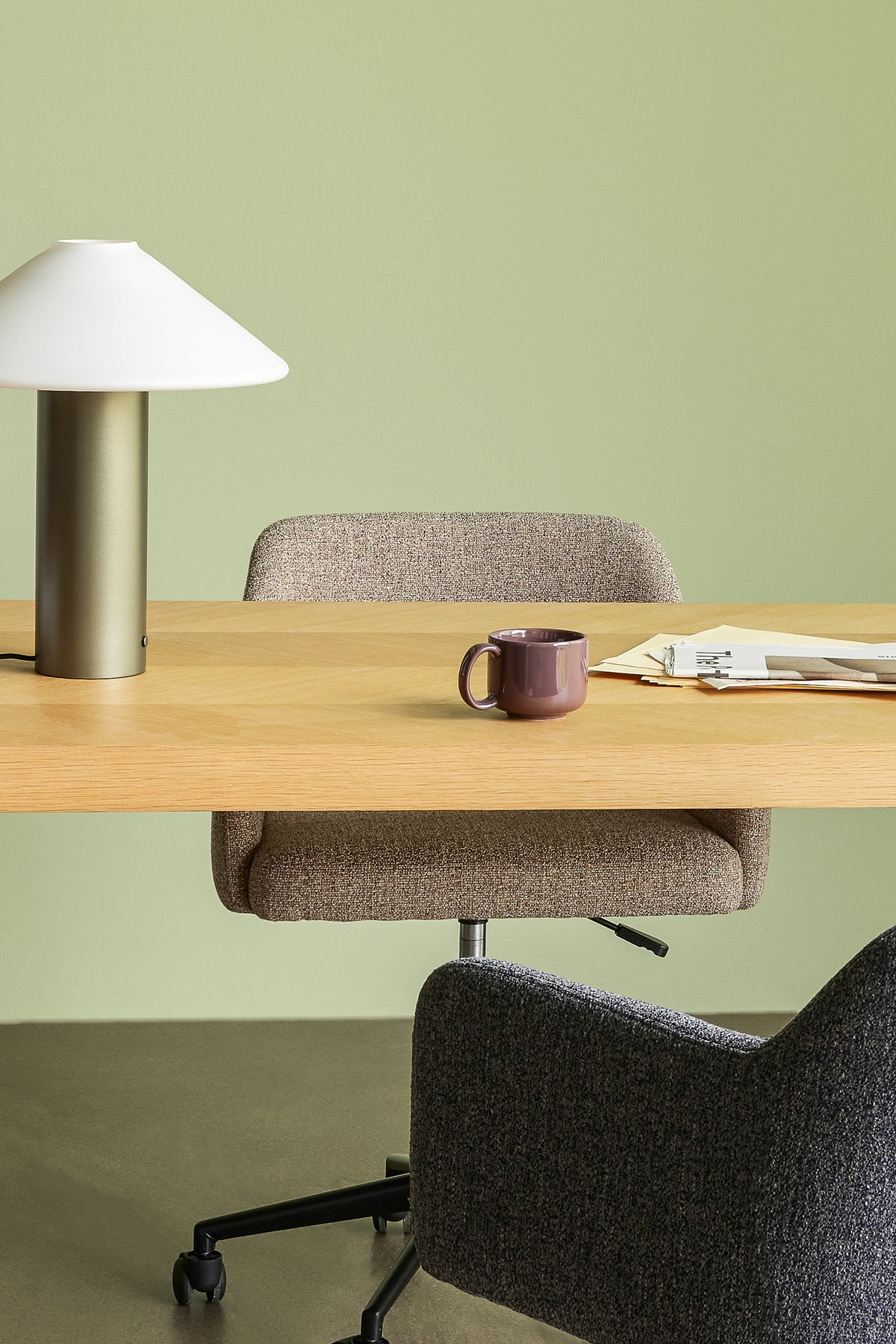 Candeeiro de Mesa Orbit em Vidro Opalino e Ferro, Verde Escuro — Ø 35 × 40 cm