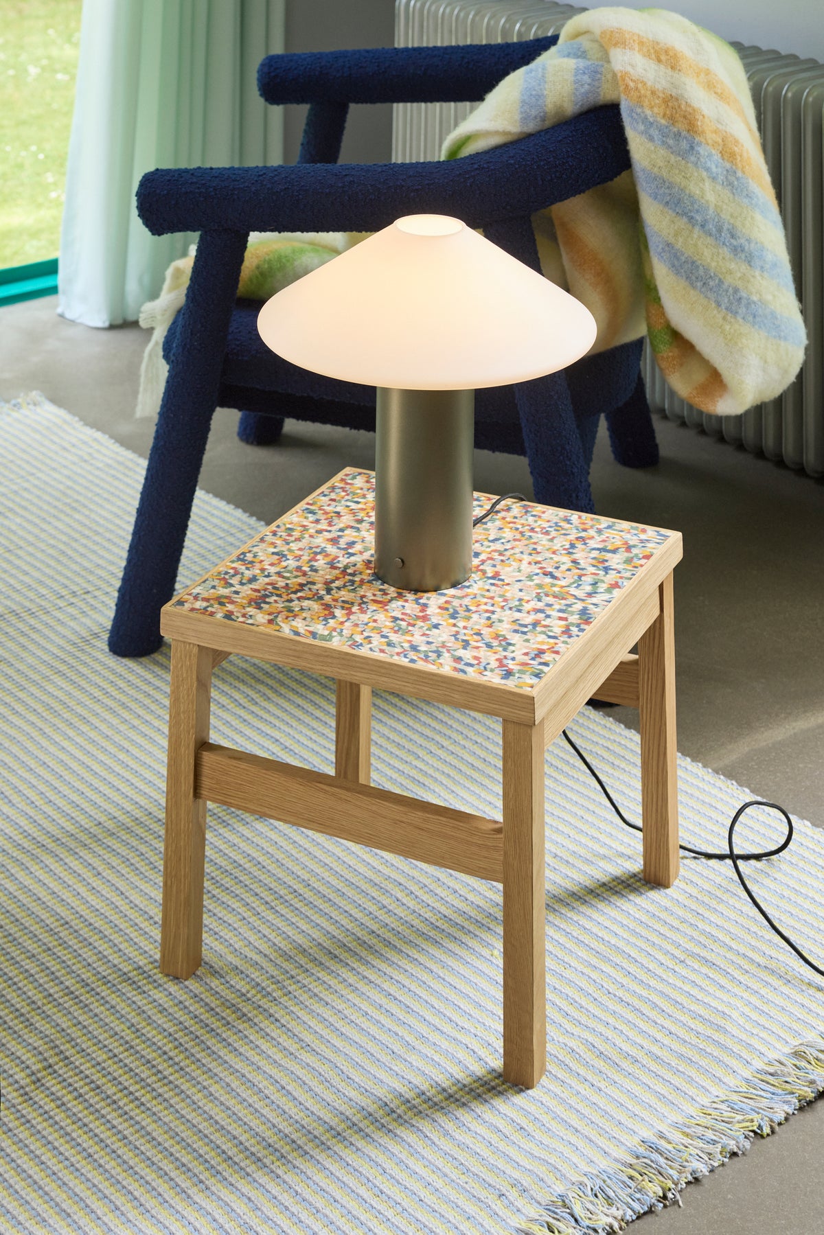 Candeeiro de Mesa Orbit em Vidro Opalino e Ferro, Verde Escuro — Ø 35 × 40 cm