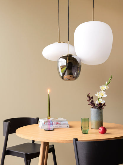 Candeeiro Suspenso Muse Elipse em Vidro Opalino e Latão, Branco — Ø 40 × 36 cm