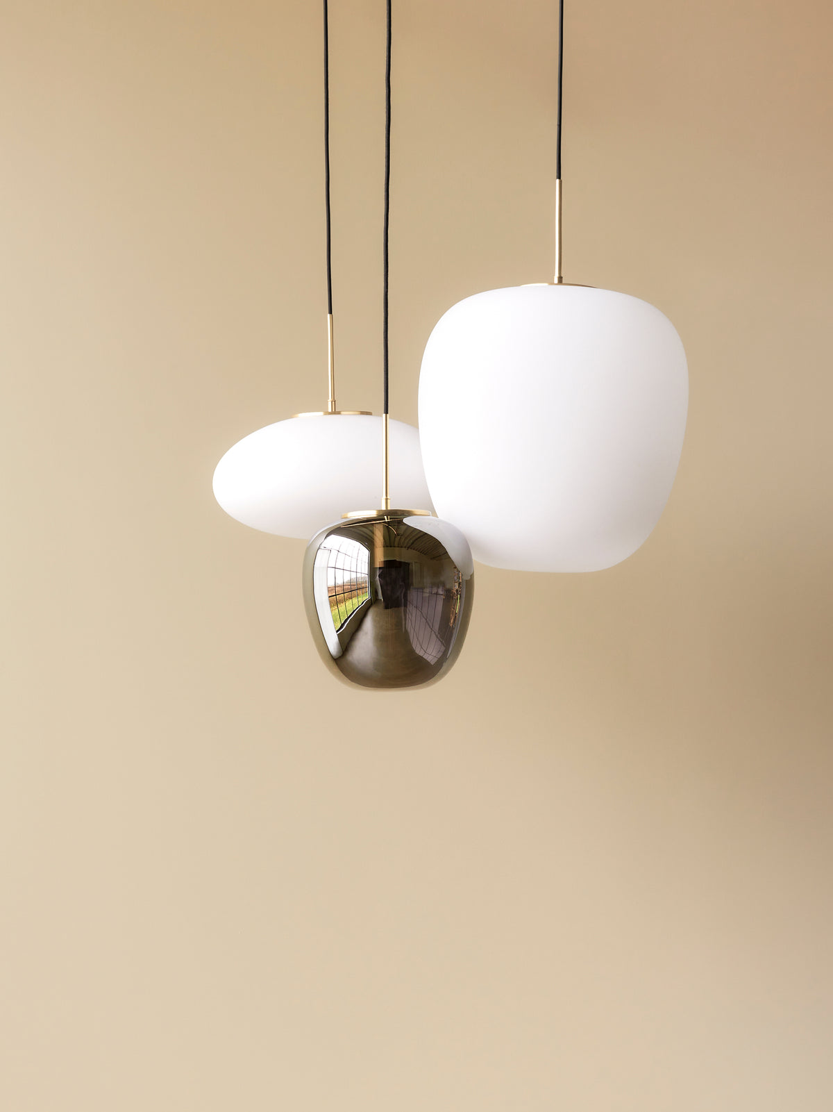 Candeeiro Suspenso Muse Elipse em Vidro Opalino e Latão, Branco — Ø 40 × 36 cm