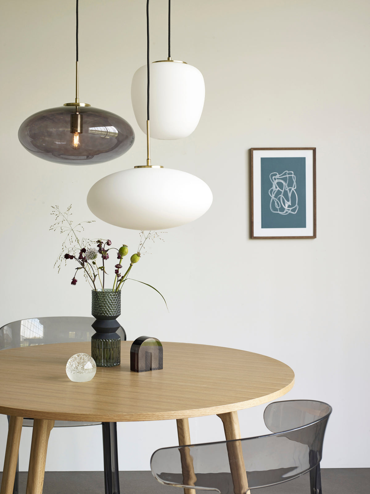 Candeeiro Suspenso Muse Elipse em Vidro Opalino e Latão, Branco — Ø 40 × 36 cm