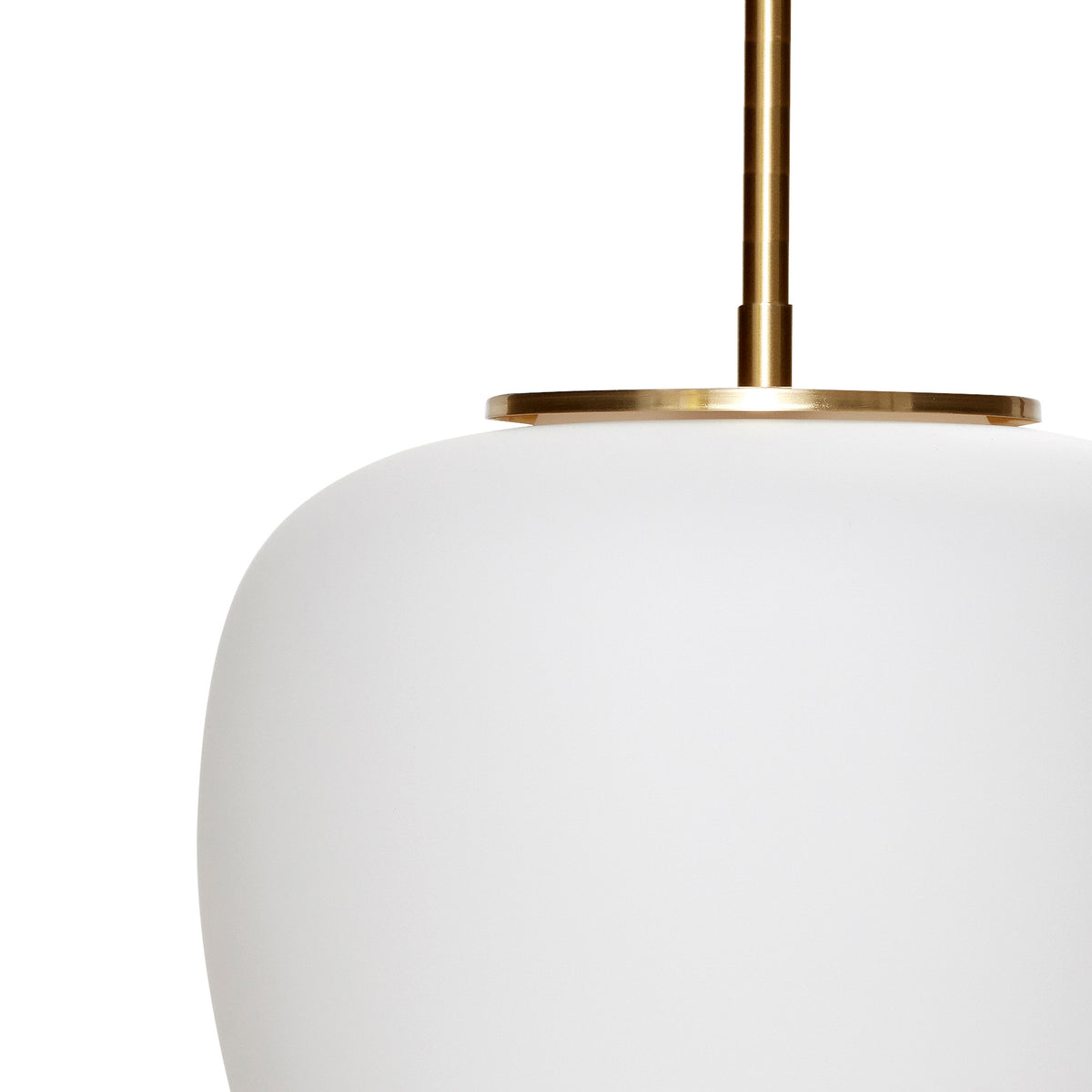 Candeeiro Suspenso Muse Redondo em Vidro Opalino e Latão, Branco — Ø 25 × 36 cm