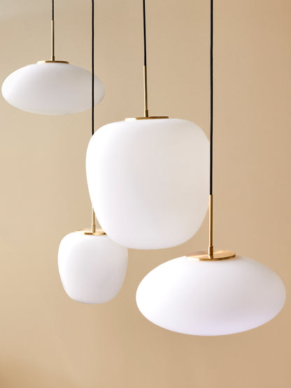 Candeeiro Suspenso Muse Redondo em Vidro Opalino e Latão, Branco — Ø 25 × 36 cm