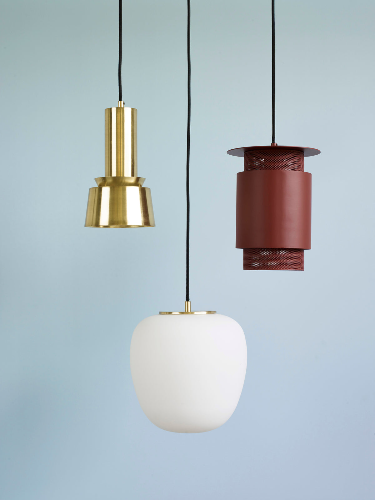 Candeeiro Suspenso Muse Redondo em Vidro Opalino e Latão, Branco — Ø 25 × 36 cm