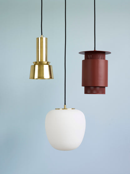Candeeiro Suspenso Muse Redondo em Vidro Opalino e Latão, Branco — Ø 25 × 36 cm