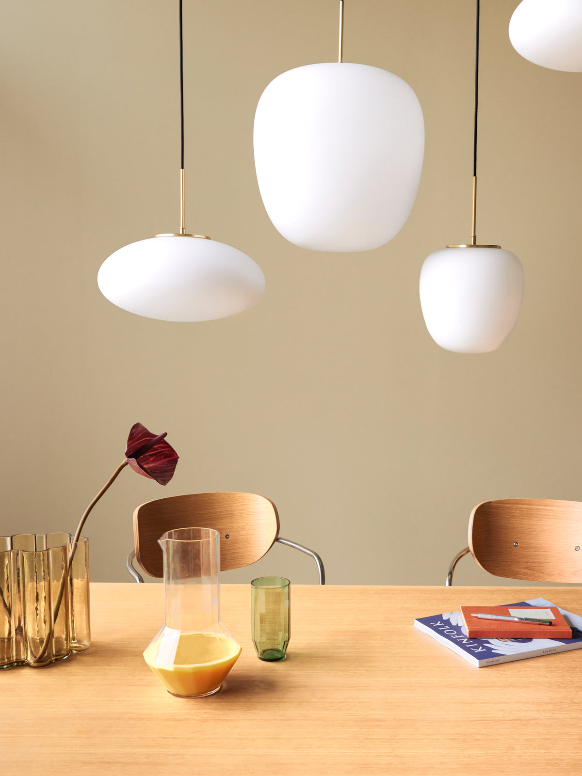 Candeeiro Suspenso Muse Redondo em Vidro Opalino e Latão, Branco — Ø 25 × 36 cm