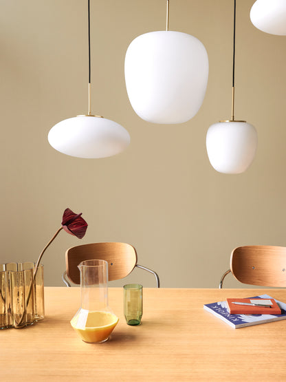 Candeeiro Suspenso Muse Redondo em Vidro Opalino e Latão, Branco — Ø 25 × 36 cm