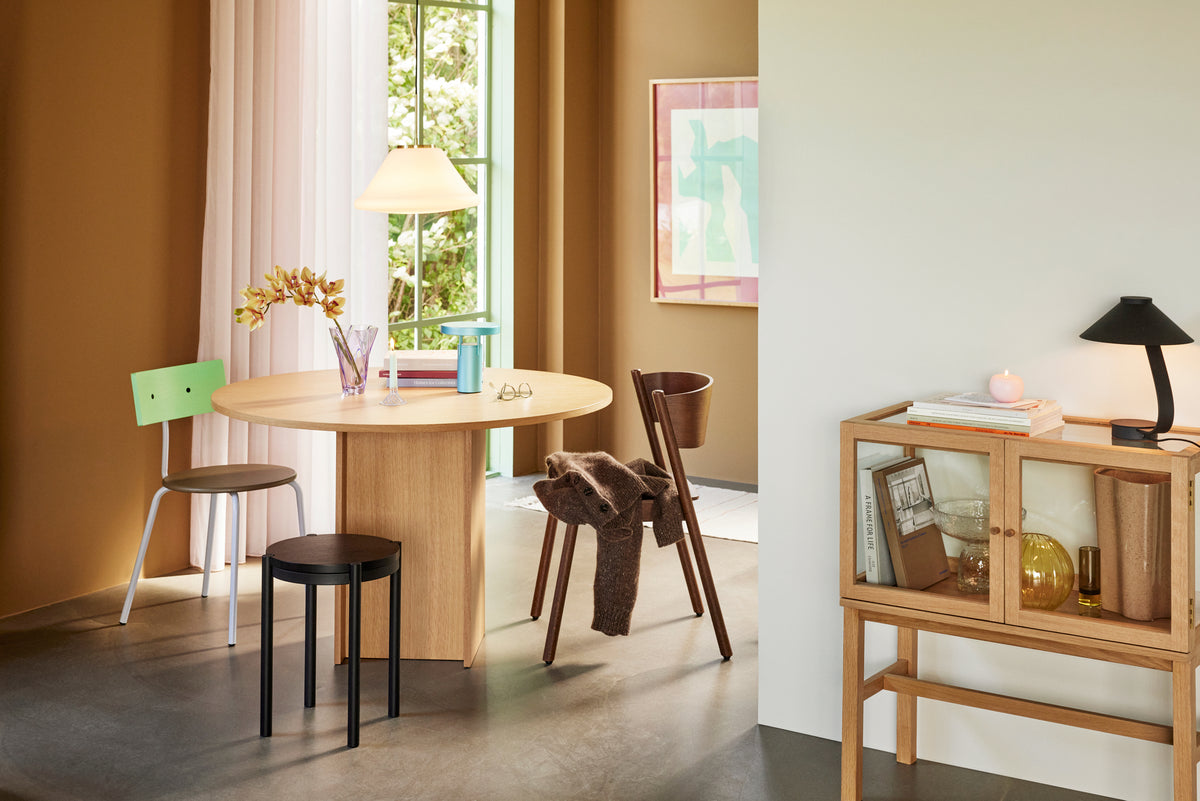 Candeeiro Suspenso Muse Triangular em Vidro Opalino e Latão, Branco — Ø 40 × 38 cm