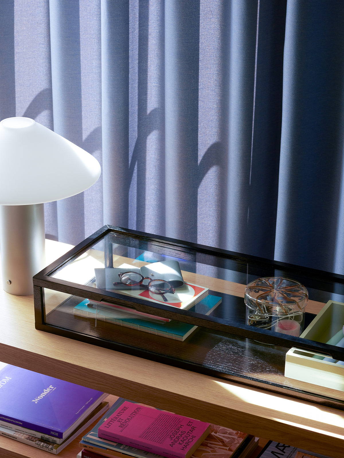 Lámpara de mesa Orbit plateada metálica