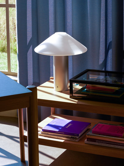 Lámpara de mesa Orbit plateada metálica