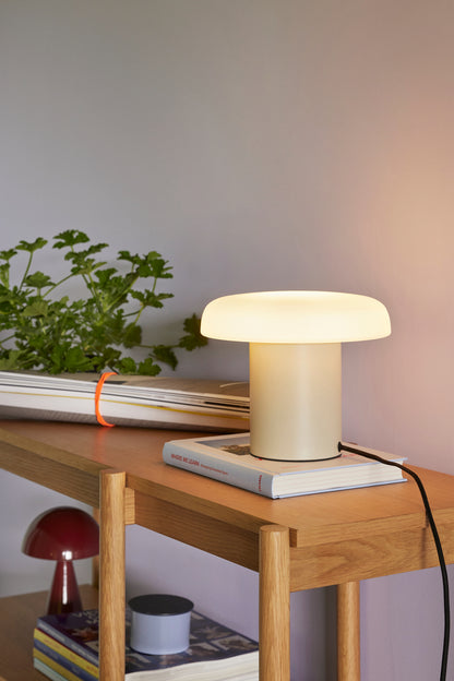Ateliers Table Lamp in Glass, Sand, and White — Ø 25 × 20 cm