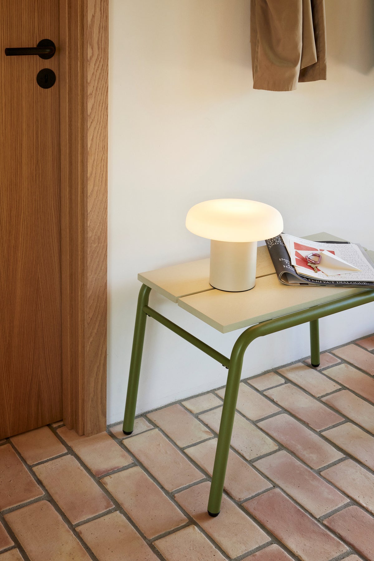 Ateliers Table Lamp in Glass, Sand, and White — Ø 25 × 20 cm