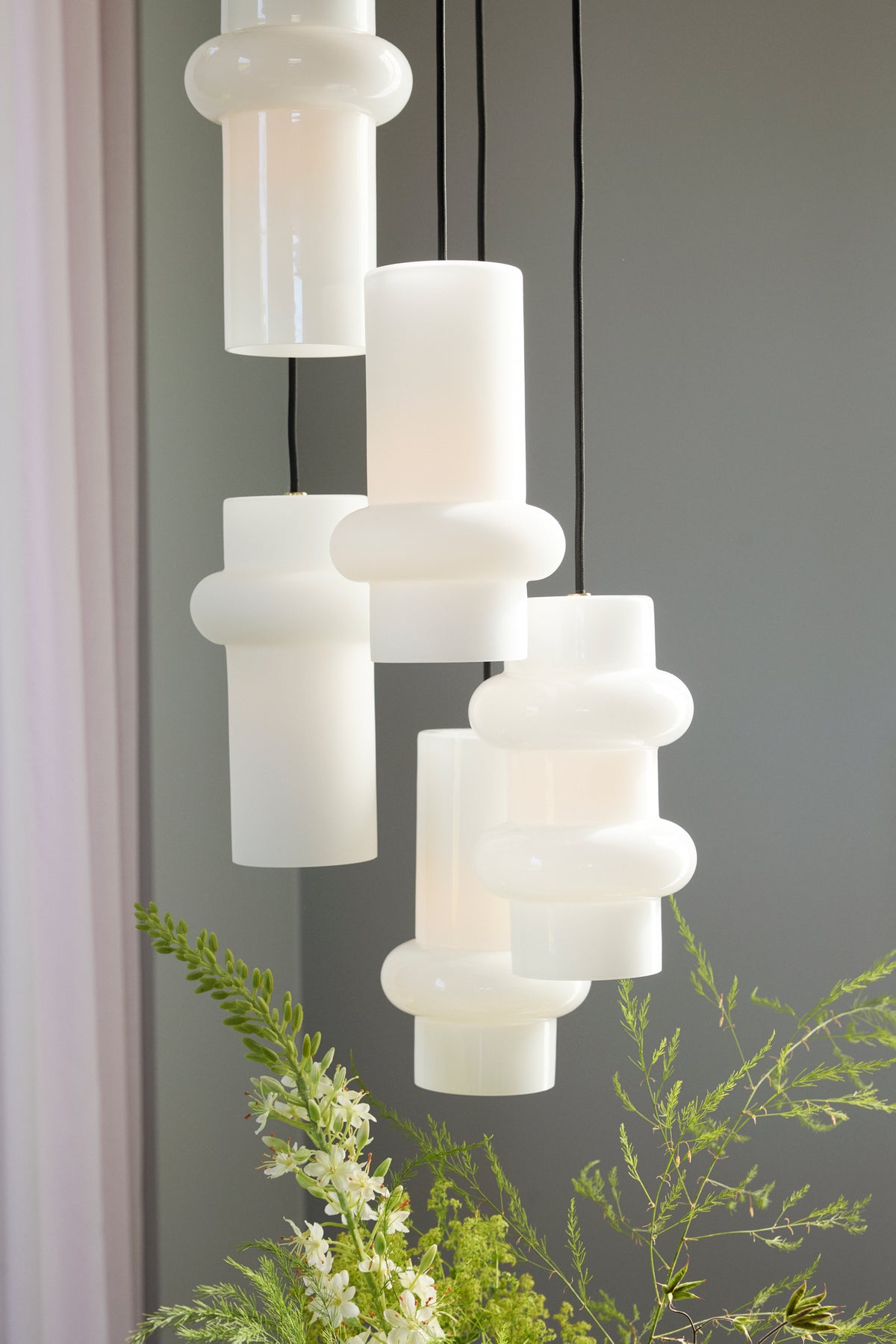 Candeeiro Suspenso Pilule Up, Branco Mate em Vidro Opalino Soprado à Boca — Ø 15 × 25 cm