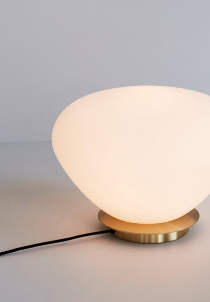 Candeeiro de Mesa Bean em Vidro Fumado Branco e Latão — Ø 39 × 28 cm