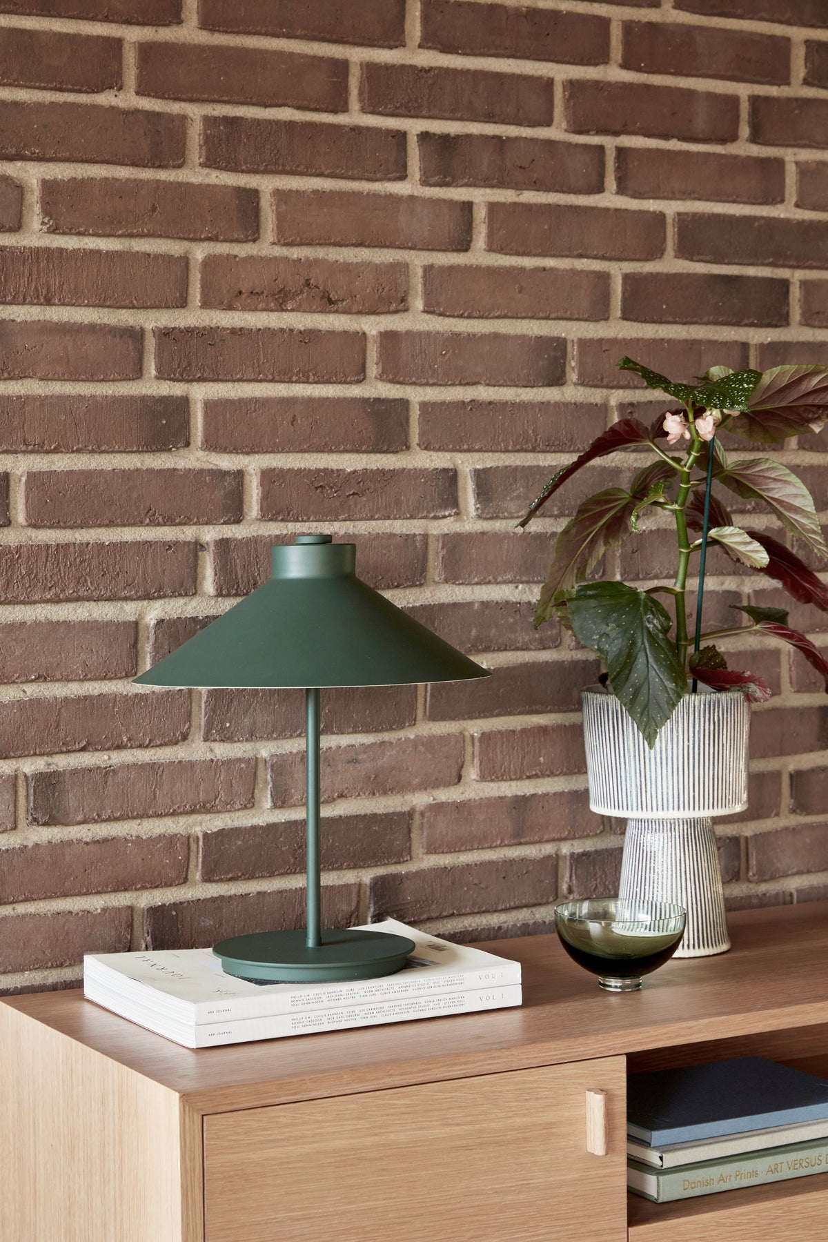Shape Dark Green Iron Table Lamp — Ø 30 × 38 cm