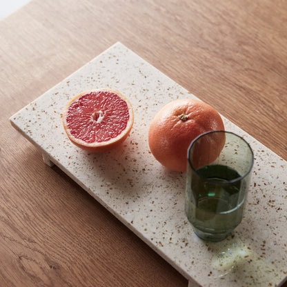 Tabuleiro em Terrazzo com Pés, Bege — 40 × 20 × 4 cm