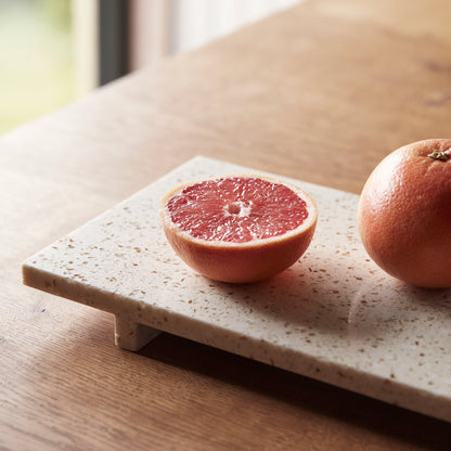 Tabuleiro em Terrazzo com Pés, Bege — 40 × 20 × 4 cm
