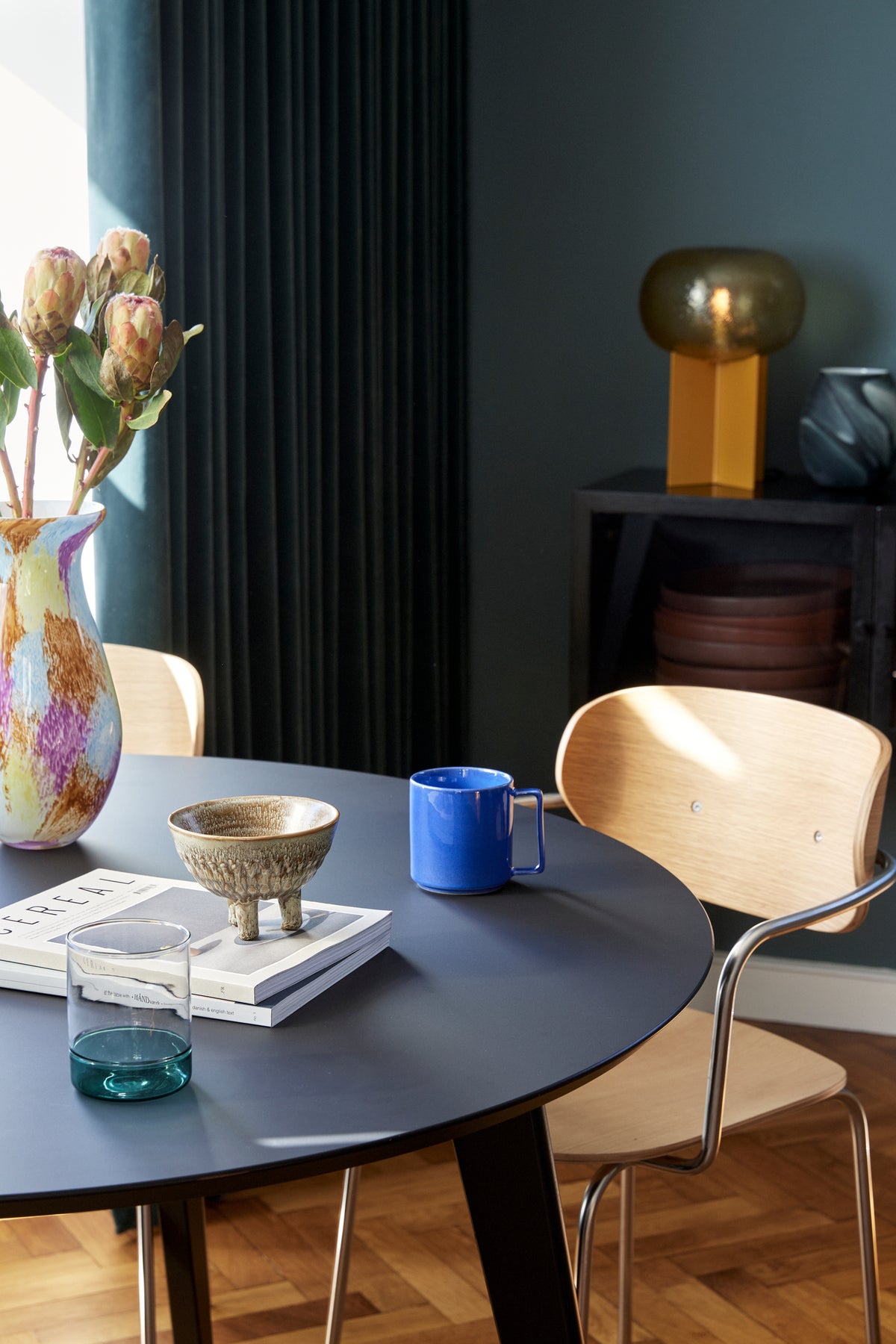 Candeeiro de Mesa Podium em Vidro Texturado e Ferro, Âmbar — Ø 25 × 36 cm