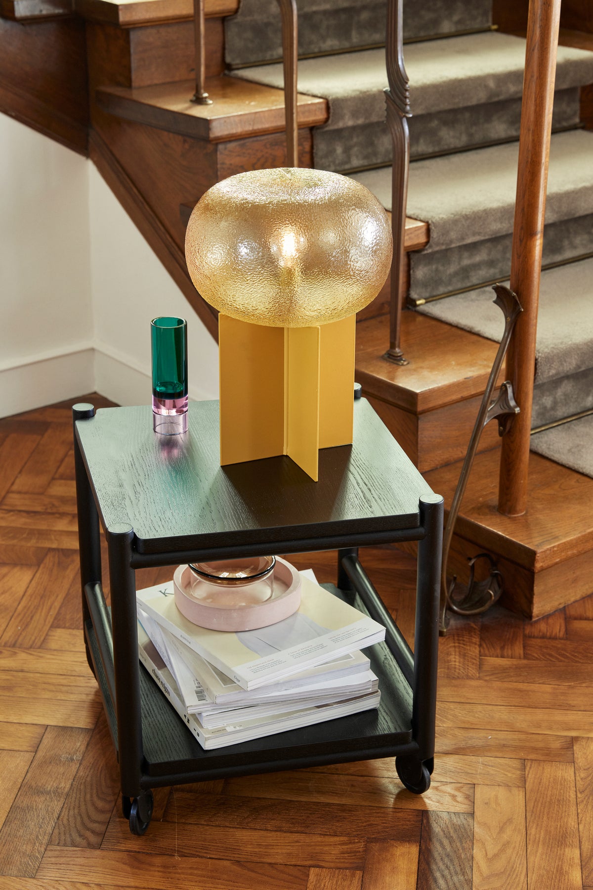 Candeeiro de Mesa Podium em Vidro Texturado e Ferro, Âmbar — Ø 25 × 36 cm