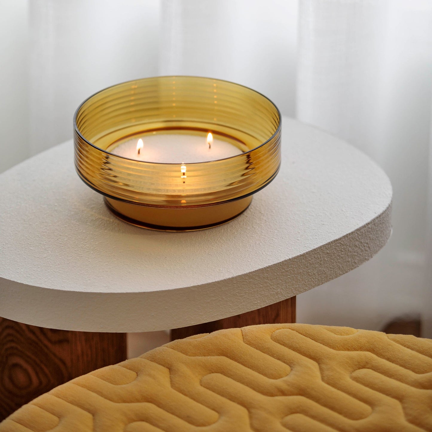 Castiçal GLOW TOGETHER mostarda em ambiente decorativo