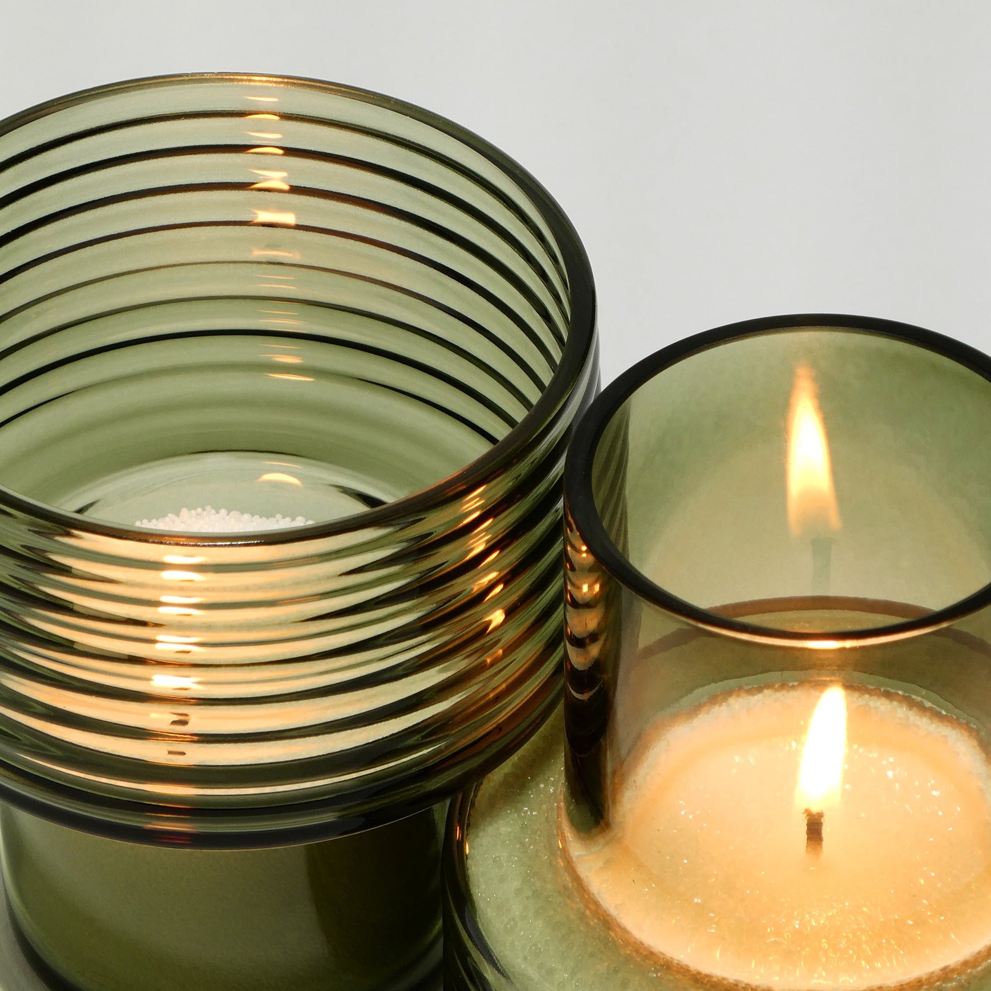 Conjunto 2 castiçais GLOW TOGETHER verde fumado — detalhe