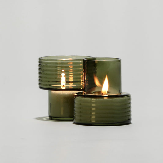 Conjunto 2 castiçais GLOW TOGETHER em vidro soprado — verde fumado