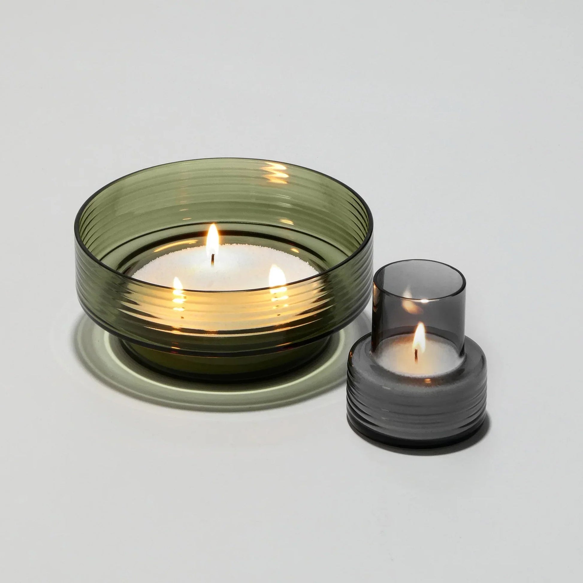 Castiçal GLOW TOGETHER verde fumado — comparação de tamanhos