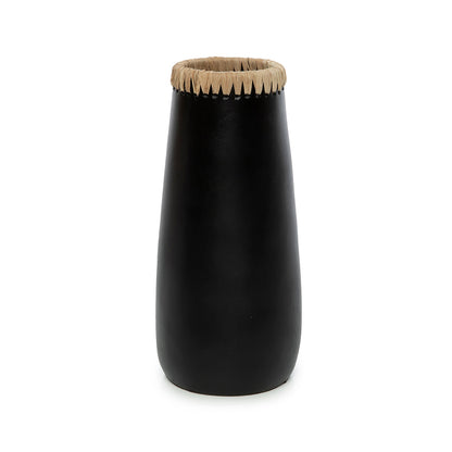Jarrón Sneaky de terracota — Negro y rafia — G
