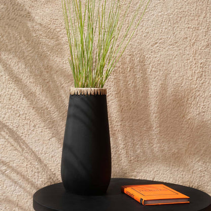 Jarrón Sneaky de terracota — Negro y rafia — G