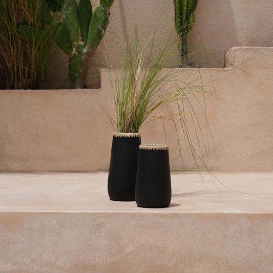 Vaso Sneaky em Terracota — Preto e Ráfia — G