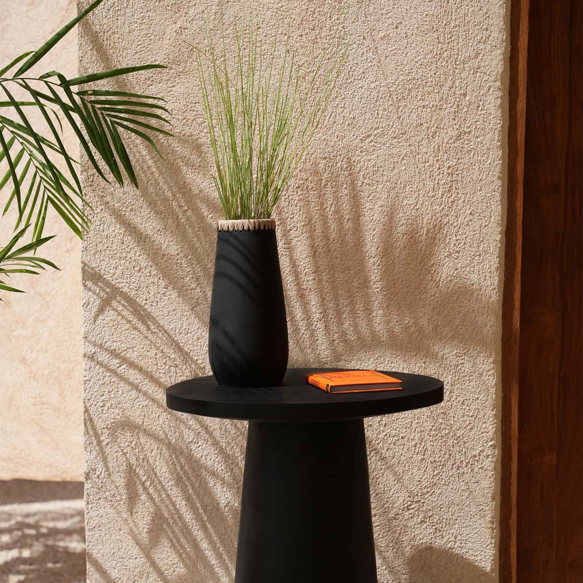 Jarrón Sneaky de terracota — Negro y rafia — G