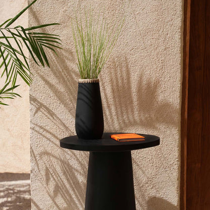 Jarrón Sneaky de terracota — Negro y rafia — G