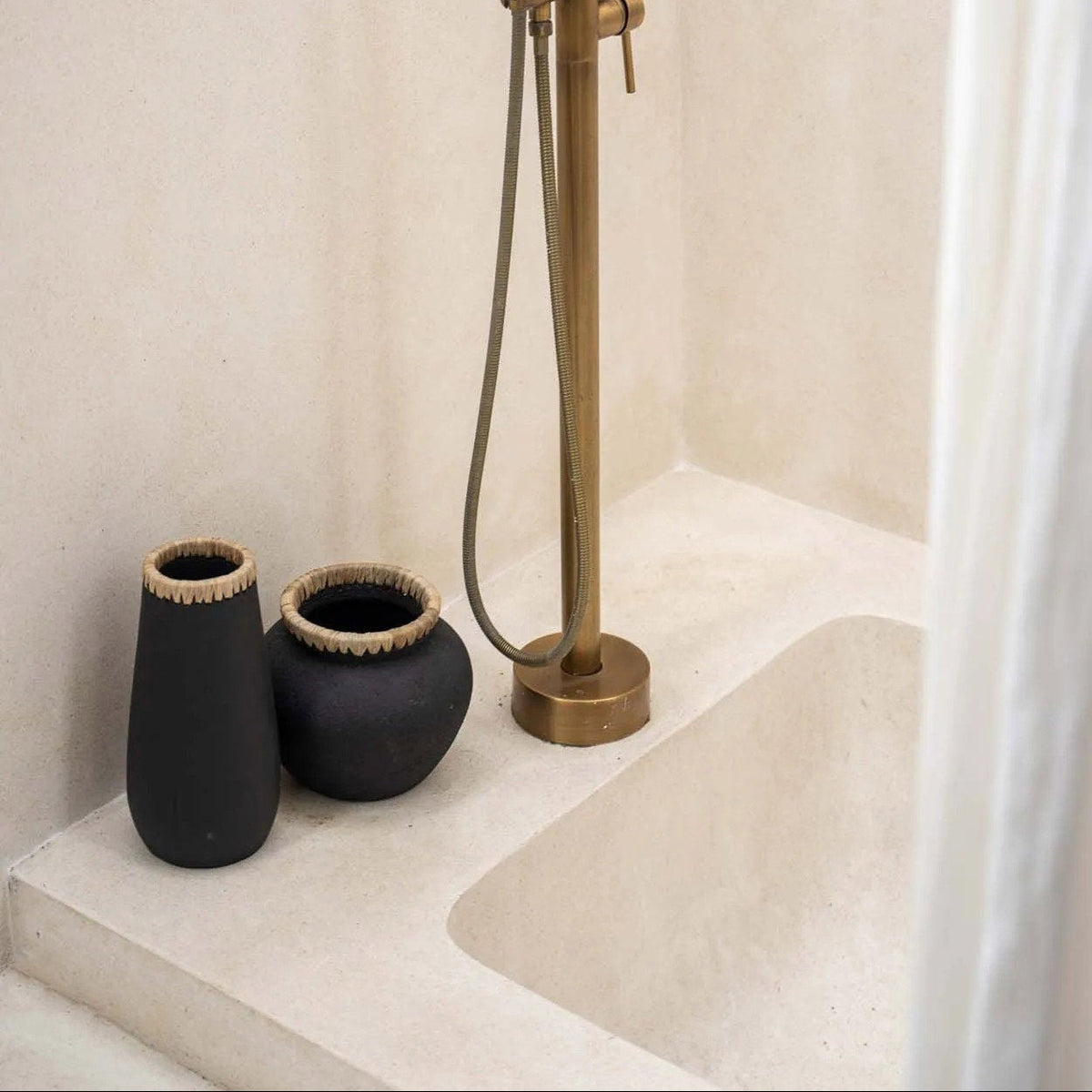 Jarrón Sneaky de terracota — Negro y rafia — G