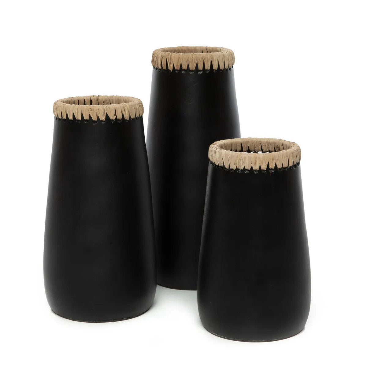 Jarrón Sneaky de terracota — Negro y rafia — G