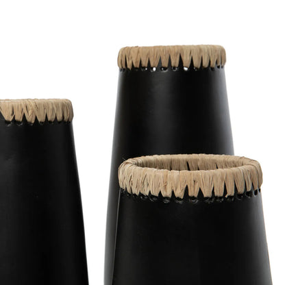 Jarrón Sneaky de terracota — Negro y rafia — G