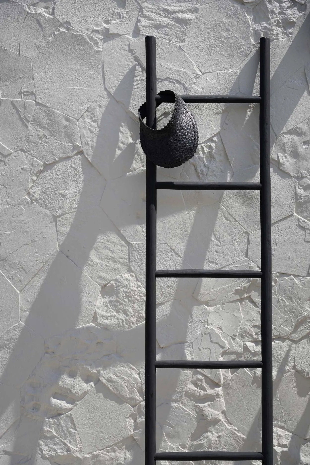 Escada Decorativa Tulum em Teca Preta — 165 cm