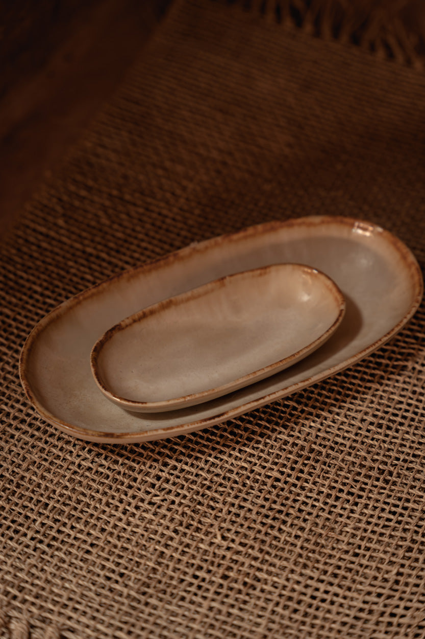 Prato Oval Cascais em Grés com Aro Caramelo — 24 × 13 cm