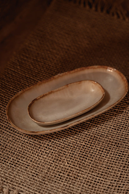 Prato Oval Cascais em Grés com Aro Caramelo — 24 × 13 cm