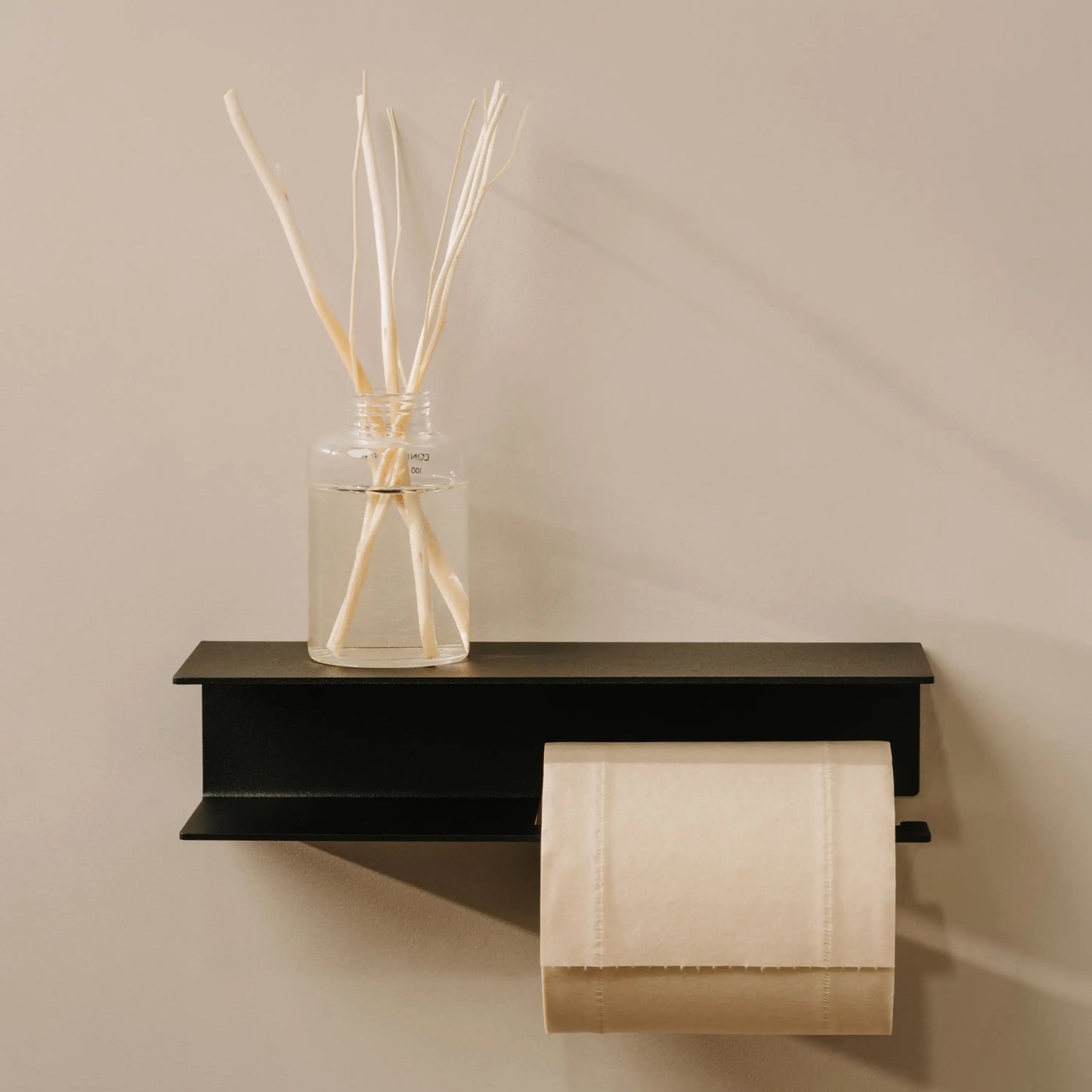 Porta-Rolos Berno — Acessório de Casa de Banho Moderno com Prateleira