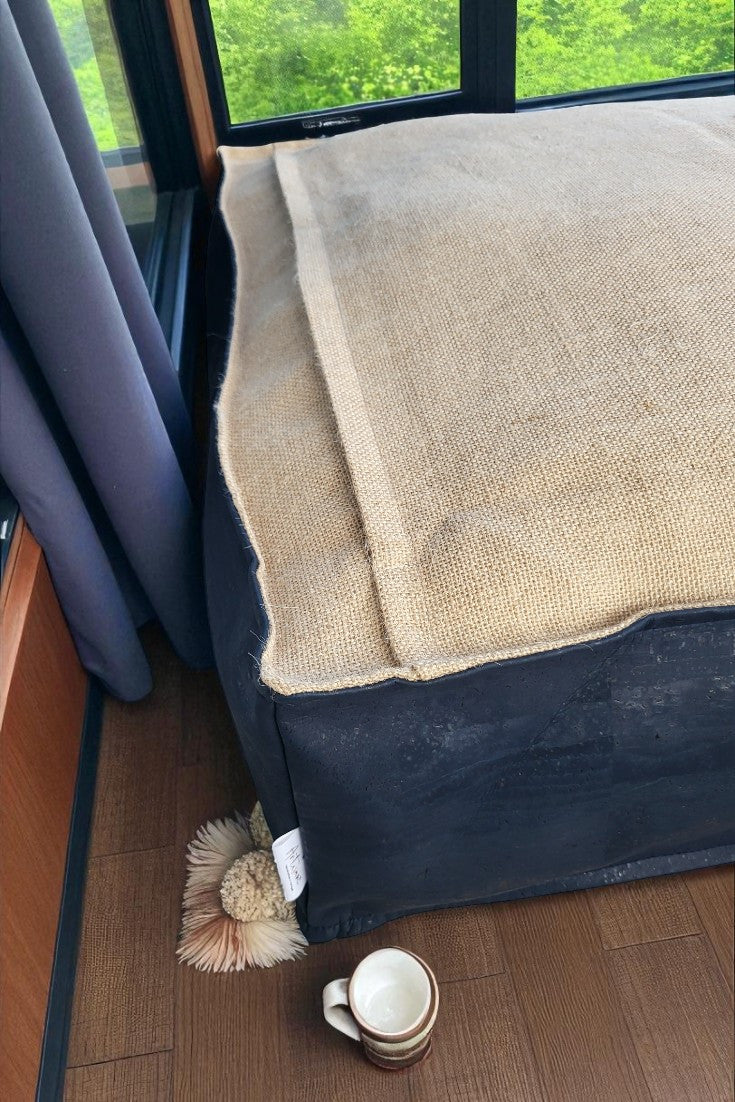 Pufe azul real CorkLux — assento de chão sustentável