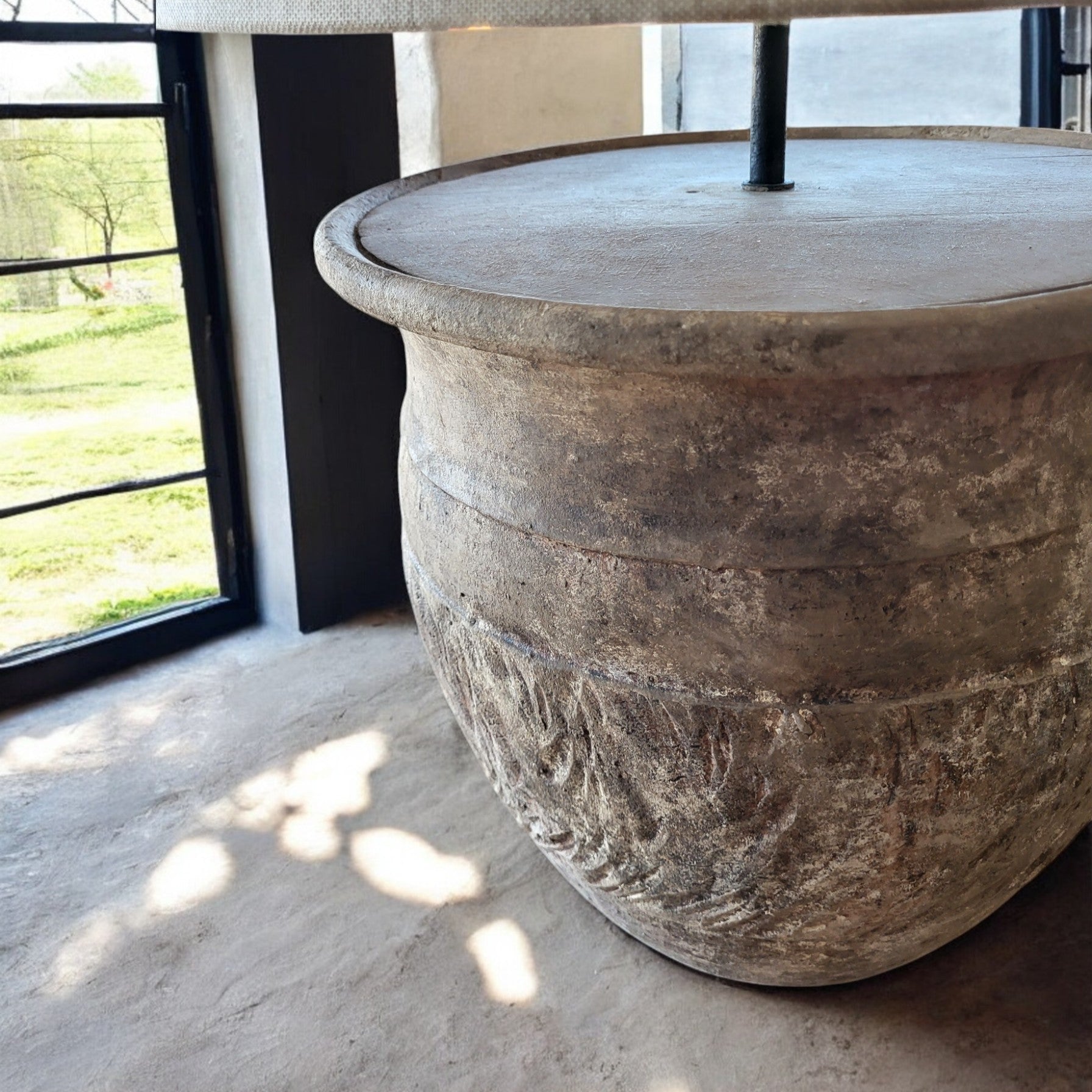 Luz de Barro terracota — luz acesa em ambiente