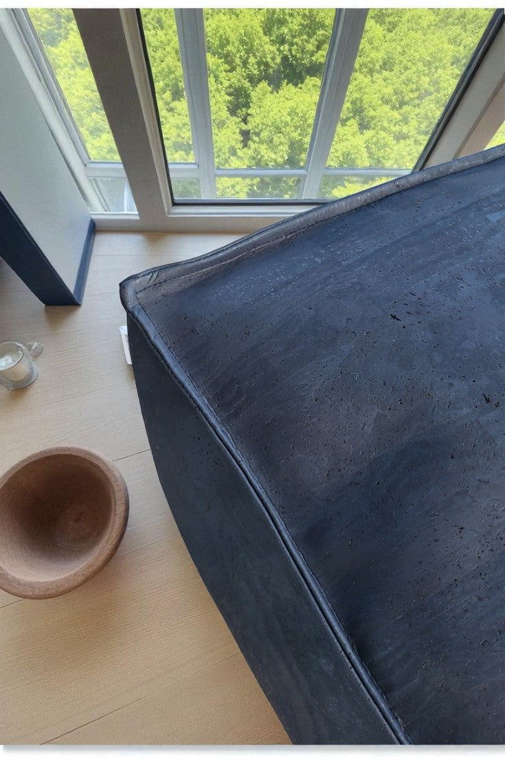Pufe azul real CorkLux — detalhe do tecido de cortiça premium