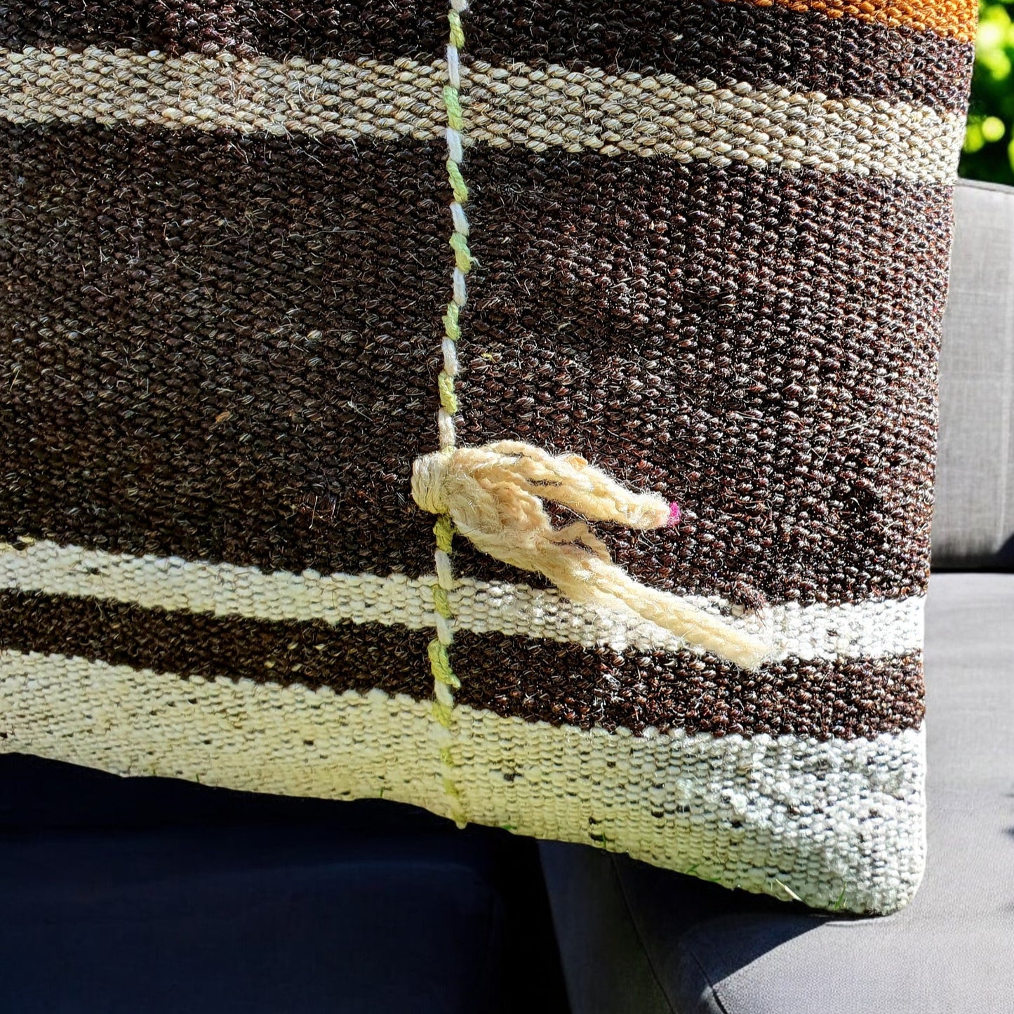 Capa almofada kilim boho — detalhe das borlas artesanais